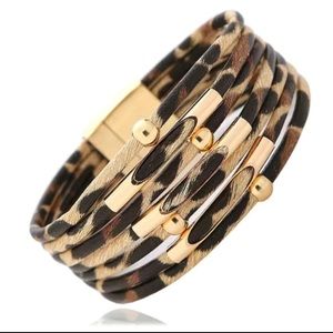 🆕 Animal print women’s layered bracelet with magnetic clasp.